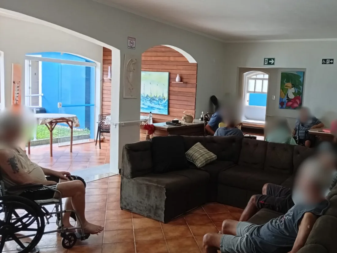 Ambiente coletivo: Espaço organizado para atividades e convivência.